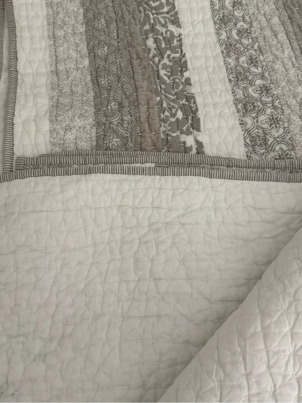 Crate & Barrel Oleana Quilt and Euro Sham Set in White and Gray King Size EUC